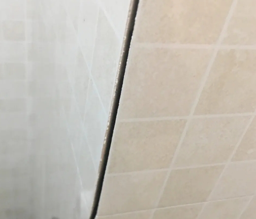 凤山瓷砖空鼓维修公司分享阳台瓷砖脱落的修复过程可以分为以下几个步骤