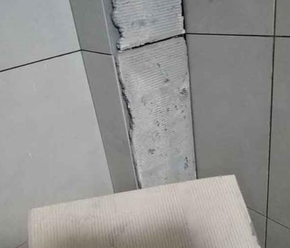 凤山瓷砖空鼓维修公司分享下厨房瓷砖脱落的补救措施。